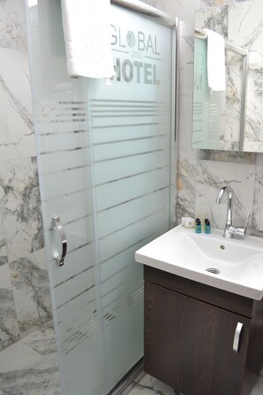 Standard Triple Room, Lanai | Bilik Mandi | Pancuran mandi, hulu semburan mandi hujan 