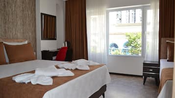 Minibar, escritorio, espacio para trabajar con laptop y wifi gratis