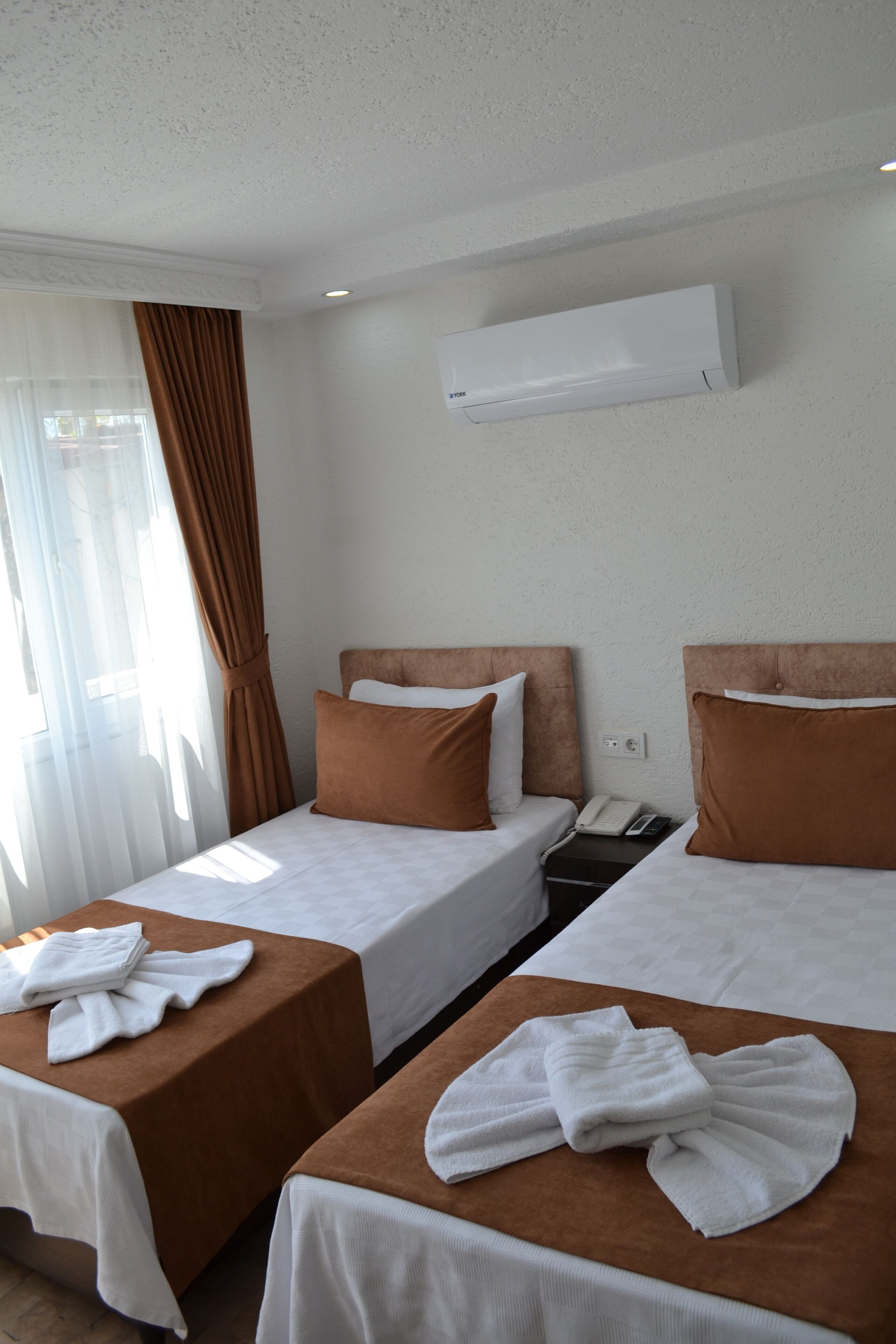 Minibar, desk, laptop workspace, free WiFi