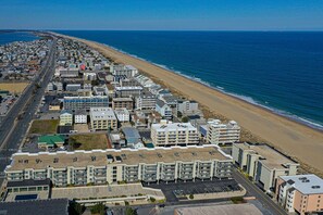 Beach nearby - Cute 2 bedroom condo with free WiFi and beautiful indoor/outdoor pools located uptown on the ocean block! (Ocean City)