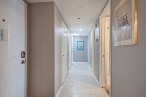 Interior - Cute 2 bedroom condo with free WiFi and beautiful indoor/outdoor pools located uptown on the ocean block! (Ocean City)