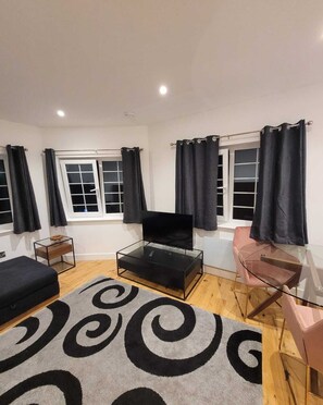Deluxe Apartment | Living area - Lux 2 Bed Apartment In Rochester (Rochester)