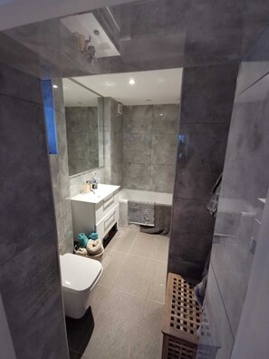 Apartment | Badezimmer | Dusche, Haartrockner