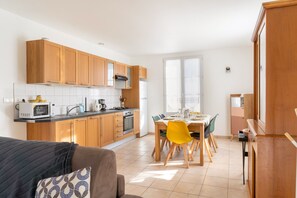 Kühlschrank, Ofen, Wasserkocher mit Kaffee-/Teezubehör, Wasserkocher