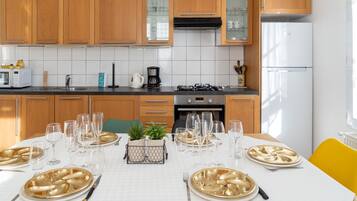 Een koelkast, een oven, een koffiezetapparaat/waterkoker, een waterkoker