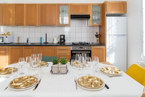 Fridge, oven, coffee/tea maker, electric kettle