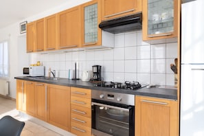 Fridge, oven, coffee/tea maker, electric kettle