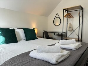 3 sovrum, skrivbord, strykjärn/strykbräda och resesäng