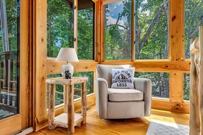 TV, fireplace - Riverfront, ½ Mile to Smoky Mtn National Park (Townsend)