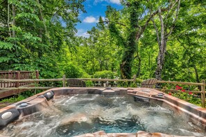 Outdoor spa tub - Riverfront, ½ Mile to Smoky Mtn National Park (Townsend)