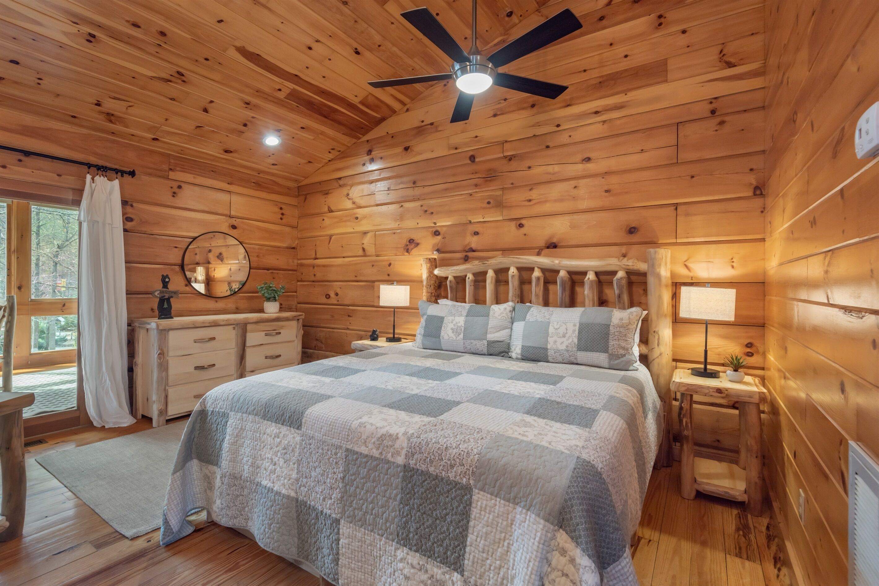 Lovely Riverfront Cabin, 1/2 mi from SMNP Entrance