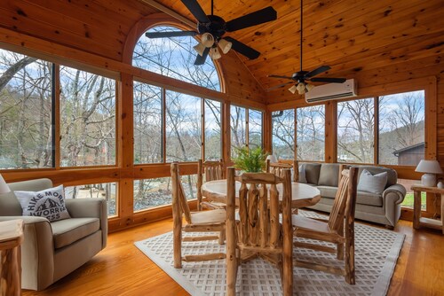 Little River Cabin - Riverfront, 1 mile from GSMNP - Romantic Getaway!