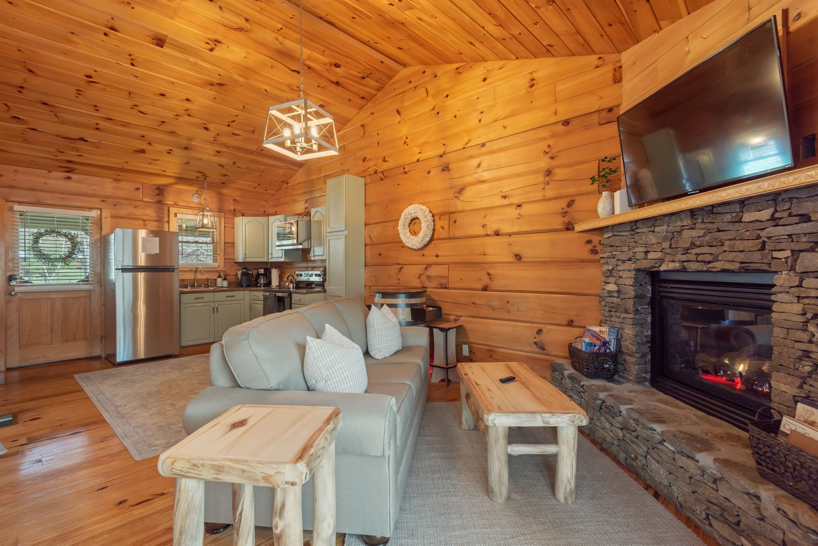 Lovely Riverfront Cabin, 1/2 mi from SMNP Entrance