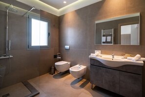 Shower, free toiletries, hair dryer, bidet - Luxury 3 BR Villa Benedetta in Sivota Thesprotias offering privacy and sea views (SIVOTA)