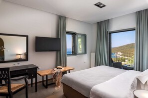 3 bedrooms, in-room safe, desk, soundproofing
