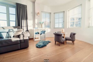 Televisie, boeken en een kantoor