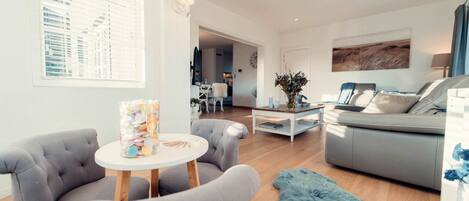 Télévision, livres, espaces bureaux