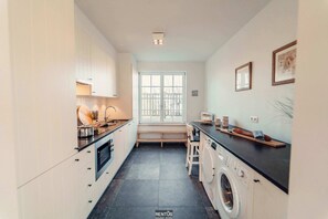 Een koelkast, een microgolfoven, een oven, een kookplaat