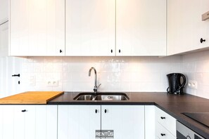 Réfrigérateur, four à micro-ondes, un four, surface de cuisson