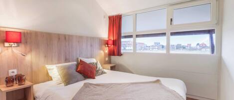 4 makuuhuonetta, silitysrauta/-lauta, vauvan matkasänky, Wi-Fi