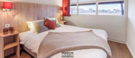 4 bedrooms, iron/ironing board, travel cot, WiFi