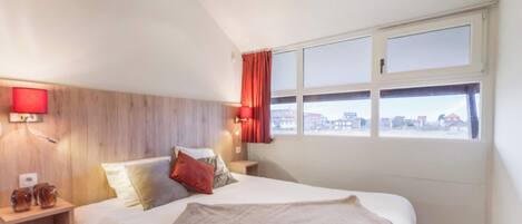 4 chambres, fer et planche à repasser, lit de bébé portatif, Wi-Fi