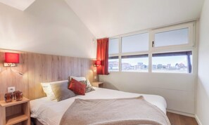 4 bedrooms, iron/ironing board, travel cot, WiFi