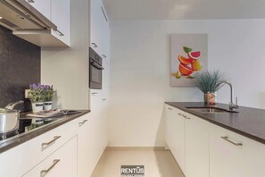 Een koelkast, een microgolfoven, een oven, een kookplaat