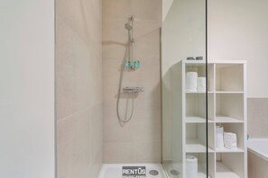 Bathtub, towels - Thyline One - new spacious apartment for 8 persons (Nieuwpoort)