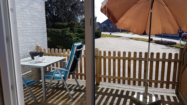 A patio area with a table, chairs, and an umbrella. - House (Dornum)