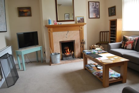 42-Zoll-Flachbildfernseher mit Satellitenempfang, Fernseher. Hillcroft Luxury Bed & Breakfast