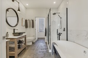 Badewanne, Haartrockner, Handtücher, Seife
