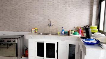 Fridge, oven, coffee/tea maker, high chair