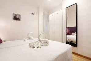 5 bedrooms, desk, iron/ironing board, travel crib - Large apartment near the beach-Marina (Barcelona)