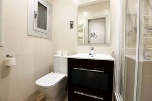 Douche, sèche-cheveux, serviettes fournies, savon