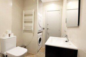 Douche, séchoir à cheveux, serviettes fournies, savon