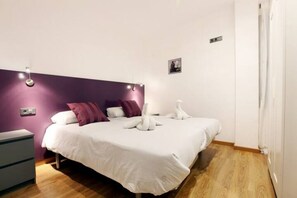 5 bedrooms, desk, iron/ironing board, travel crib - Large apartment near the beach-Marina (Barcelona)