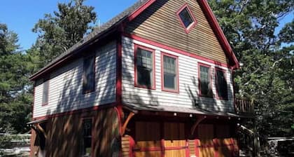 Beautifully handcrafted arts and craft style carriage house chalet