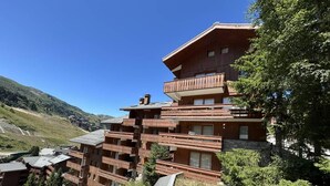 A multi-story wooden building with balconies, set in a mountainous area. - 230m from ski slopes, floor -3, view mountain, balcony, 44m², Méribel-Mottaret (Méribel - Les Allues)