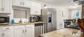 Farmhouse on 1 Acre | Big Driveway | DT 5 miles