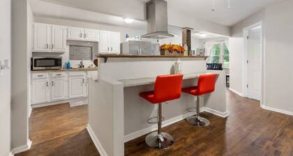 Farmhouse on 1 Acre | Big Driveway | DT 5 miles