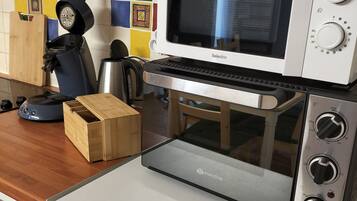 雪櫃、微波爐、焗爐、爐具