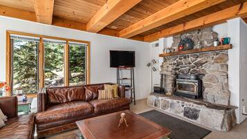 Cabin, 4 Bedrooms | Ruang tamu | Perkhidmatan penstriman