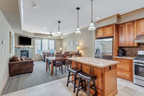 Apartment, 2 Schlafzimmer | Eigene Küche | Kühlschrank, Ofen, Wasserkocher mit Kaffee-/Teezubehör, Toaster