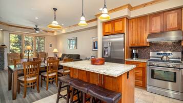 Apartment, 2 Schlafzimmer | Eigene Küche | Kühlschrank, Ofen, Wasserkocher mit Kaffee-/Teezubehör, Toaster