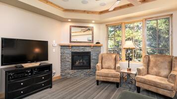 Apartment, 2 Schlafzimmer | Wohnbereich | Smart-TV, Kamin, Streaming-Dienste