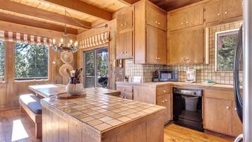 Nhà, 6 phòng ngủ | Bếp riêng | Tủ lạnh, lò nướng, dụng cụ pha cà phê/trà, ấm điện