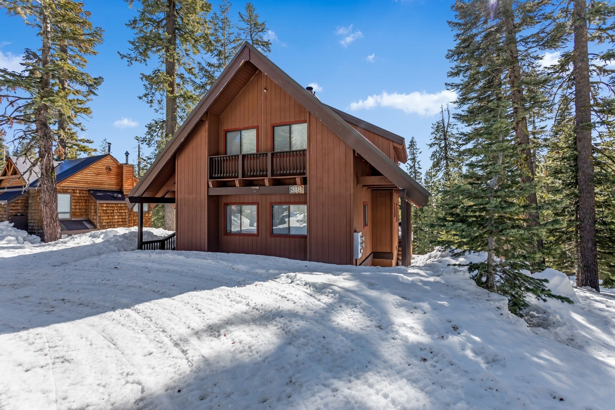 3 Story Cabin Overlooking Lake - Home #318 6 Bedroom Home by Redawning