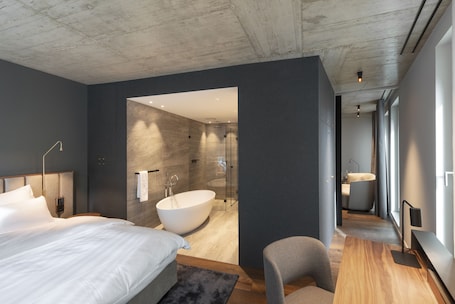 Suite | Bathroom | Shower, rainfall showerhead, hair dryer, towels