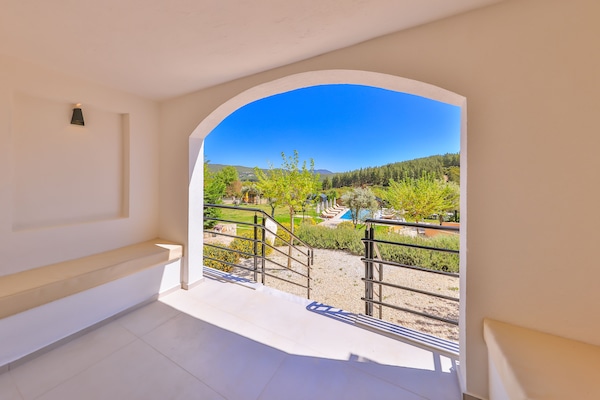 Premium bedding, free minibar, individually decorated